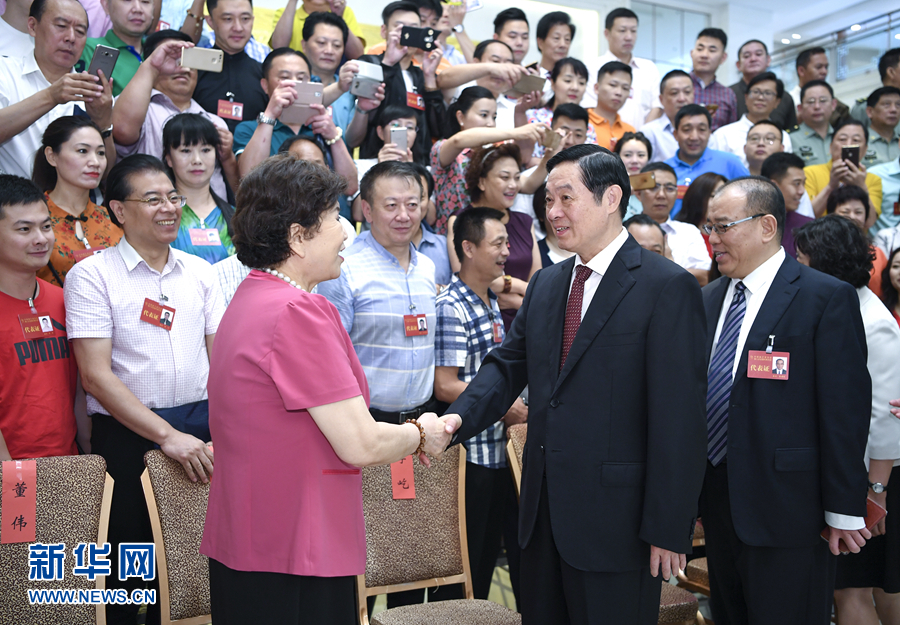 7月19日，中國(guó)曲藝家協(xié)會(huì)第八次全國(guó)代表大會(huì)在北京召開(kāi)。中共中央政治局委員、中央書(shū)記處書(shū)記、中宣部部長(zhǎng)劉奇葆出席開(kāi)幕式并講話。這是開(kāi)幕式前，劉奇葆接見(jiàn)與會(huì)代表。新華社記者 張領(lǐng) 攝