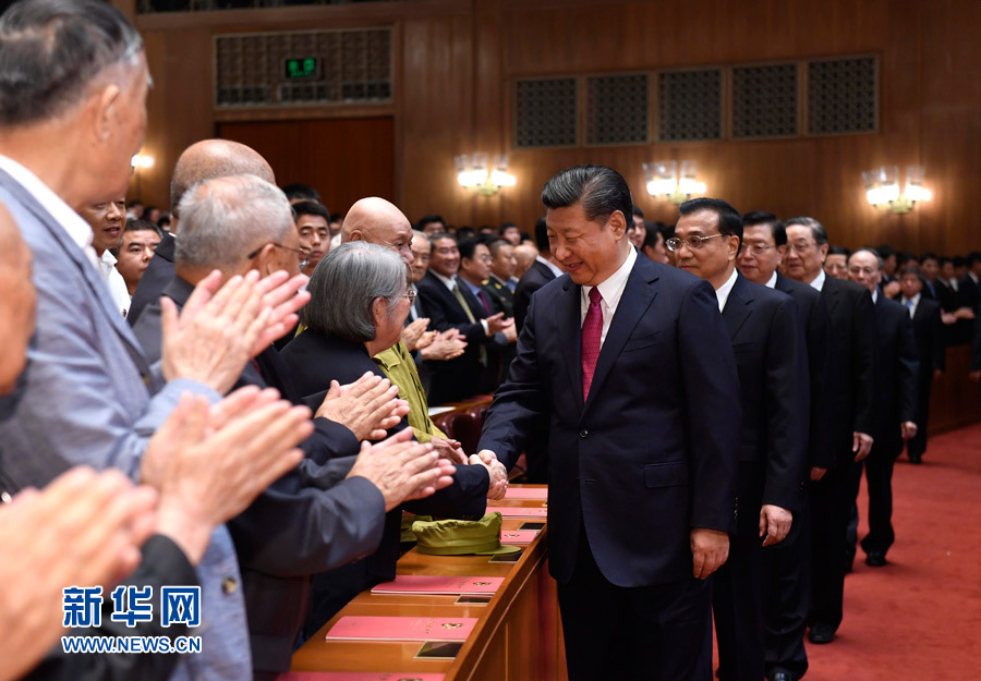 7月28日，慶祝中國人民解放軍建軍90周年文藝晚會(huì)《在黨的旗幟下》在北京人民大會(huì)堂舉行。中共中央總書記、國家主席、中央軍委主席習(xí)近平和李克強(qiáng)、張德江、俞正聲、劉云山、王岐山、張高麗等黨和國家領(lǐng)導(dǎo)人，與首都3000多名各界群眾一起觀看演出。演出開始前，習(xí)近平等與老戰(zhàn)士、老同志代表和“八一勛章”獲得者親切握手。新華社記者 李學(xué)仁 攝