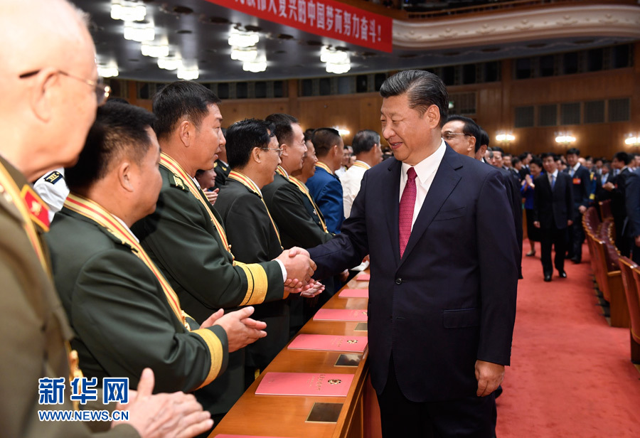 7月28日，慶祝中國人民解放軍建軍90周年文藝晚會(huì)《在黨的旗幟下》在北京人民大會(huì)堂舉行。中共中央總書記、國家主席、中央軍委主席習(xí)近平和李克強(qiáng)、張德江、俞正聲、劉云山、王岐山、張高麗等黨和國家領(lǐng)導(dǎo)人，與首都3000多名各界群眾一起觀看演出。演出開始前，習(xí)近平等與老戰(zhàn)士、老同志代表和“八一勛章”獲得者親切握手。新華社記者 李學(xué)仁 攝