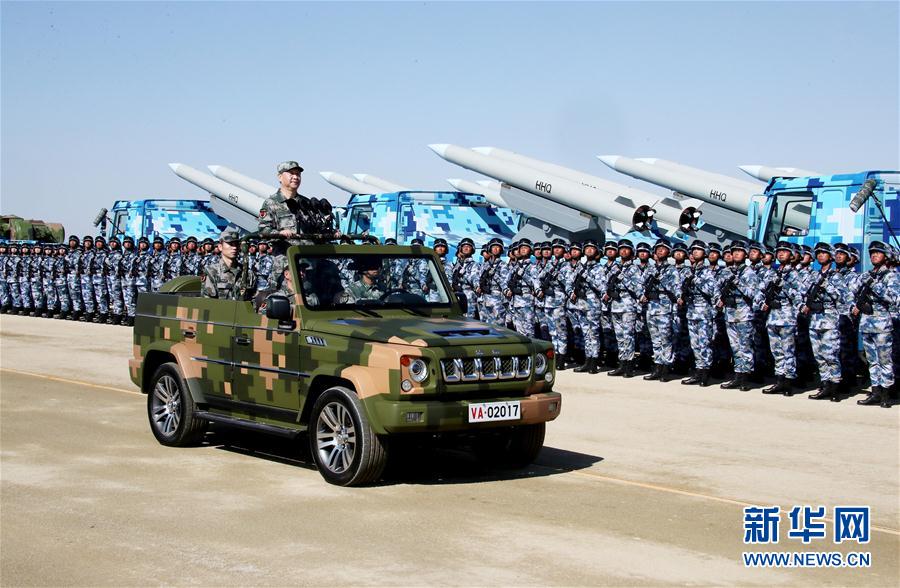 7月30日上午，慶祝中國(guó)人民解放軍建軍90周年閱兵在朱日和聯(lián)合訓(xùn)練基地隆重舉行。中共中央總書記、國(guó)家主席、中央軍委主席習(xí)近平檢閱部隊(duì)并發(fā)表重要講話。這是習(xí)近平乘車檢閱部隊(duì)。新華社記者 李濤 攝