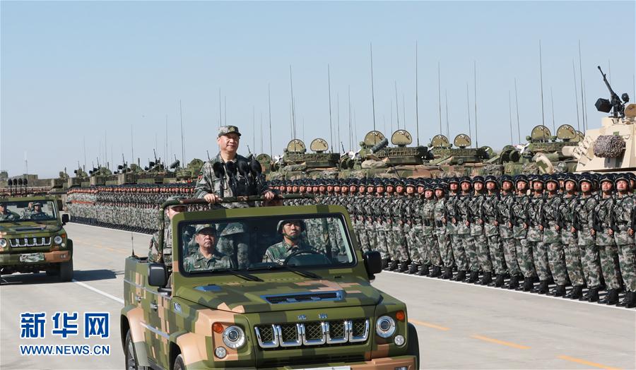 7月30日上午，慶祝中國(guó)人民解放軍建軍90周年閱兵在朱日和聯(lián)合訓(xùn)練基地隆重舉行。中共中央總書記、國(guó)家主席、中央軍委主席習(xí)近平檢閱部隊(duì)并發(fā)表重要講話。這是習(xí)近平乘車檢閱部隊(duì)。新華社記者 李剛 攝