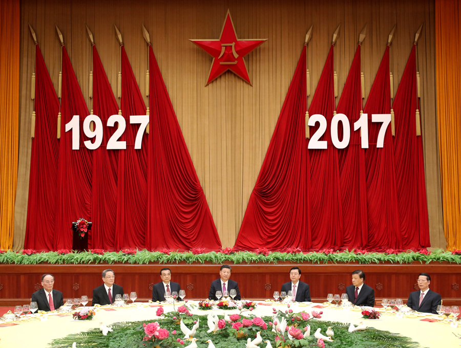 7月31日，中華人民共和國國防部在北京人民大會堂舉行盛大招待會，熱烈慶祝中國人民解放軍建軍90周年。中共中央總書記、國家主席、中央軍委主席習近平和李克強、張德江、俞正聲、劉云山、王岐山、張高麗等黨和國家領(lǐng)導人出席招待會。新華社記者 鞠鵬 攝