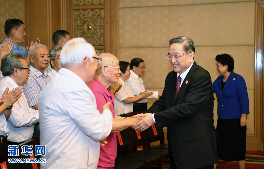 8月7日，中共中央政治局常委、全國政協(xié)主席、中央代表團團長俞正聲在內(nèi)蒙古新城賓館會見內(nèi)蒙古自治區(qū)離退休老同志和各族各界群眾代表，并與他們合影留念。新華社記者 張領(lǐng) 攝