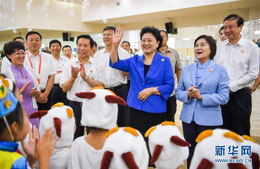 8月9日，中共中央政治局委員、國(guó)務(wù)院副總理、中央代表團(tuán)副團(tuán)長(zhǎng)劉延?xùn)|率中央代表團(tuán)二分團(tuán)到赤峰看望慰問(wèn)各族干部群眾。這是劉延?xùn)|在赤峰市青少年宮與青少年熱烈互動(dòng)。新華社記者 連振 攝