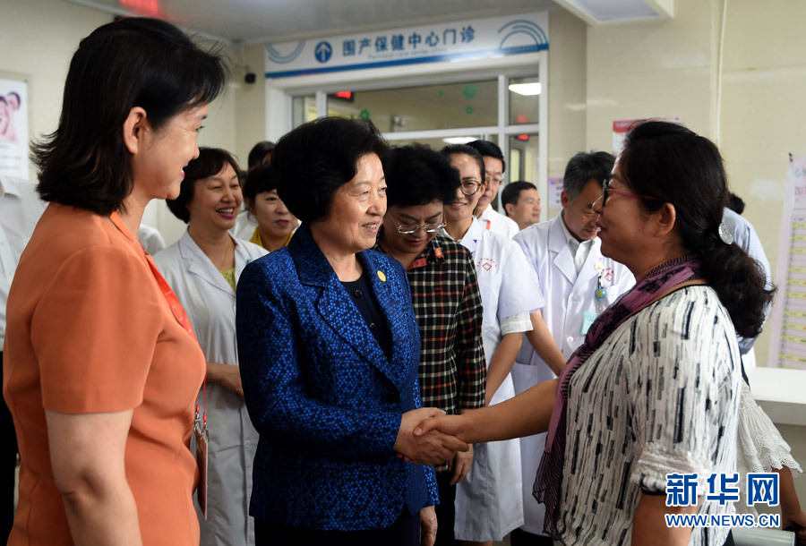 8月9日，中共中央政治局委員、中央統(tǒng)戰(zhàn)部部長、中央代表團副團長孫春蘭率中央代表團三分團，先后赴內(nèi)蒙古自治區(qū)烏海市、阿拉善盟看望各族干部群眾。這是孫春蘭在烏海市婦兒醫(yī)療預(yù)防保健中心同患者親切交談。新華社記者 任軍川 攝