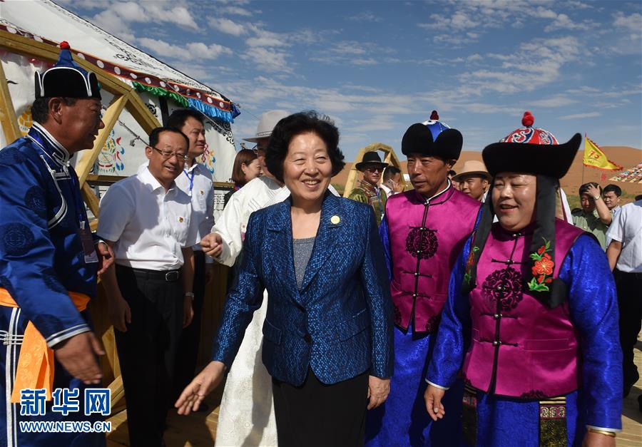 8月10日，中共中央政治局委員、中央統(tǒng)戰(zhàn)部部長、中央代表團(tuán)副團(tuán)長孫春蘭率中央代表團(tuán)三分團(tuán)繼續(xù)在內(nèi)蒙古自治區(qū)阿拉善盟看望慰問，把以習(xí)近平同志為核心的黨中央的親切關(guān)懷和全國各族人民的美好祝福帶給阿拉善各族各界干部群眾。這是孫春蘭在牧民張輝生（右二）家了解生產(chǎn)生活情況。新華社記者 任軍川 攝