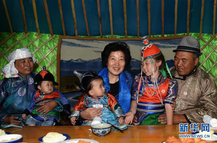 8月11日，帶著以習近平同志為核心的黨中央的親切關(guān)懷和全國各族人民的美好祝福，中共中央政治局委員、中央統(tǒng)戰(zhàn)部部長、中央代表團副團長孫春蘭率中央代表團三分團在錫林郭勒盟看望各族干部群眾，共同慶祝內(nèi)蒙古自治區(qū)成立70周年。這是孫春蘭在錫林浩特市寶力根蘇木牧民巴·巴特爾（右一）家中看望。新華社記者 任軍川 攝