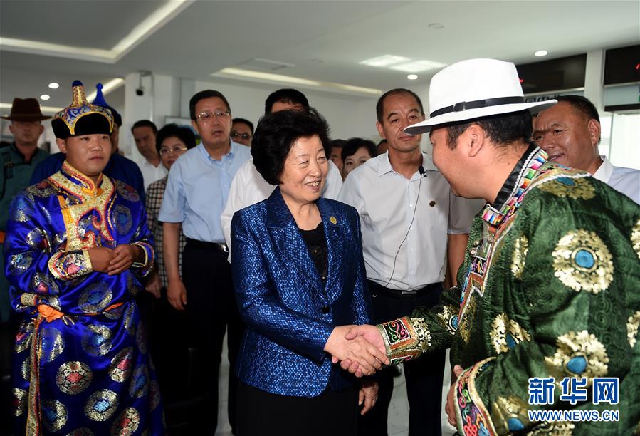 8月11日，帶著以習近平同志為核心的黨中央的親切關(guān)懷和全國各族人民的美好祝福，中共中央政治局委員、中央統(tǒng)戰(zhàn)部部長、中央代表團副團長孫春蘭率中央代表團三分團在錫林郭勒盟看望各族干部群眾，共同慶祝內(nèi)蒙古自治區(qū)成立70周年。這是孫春蘭在非公企業(yè)大莊園生態(tài)牛羊肉產(chǎn)業(yè)示范園同前來售羊的牧民親切交談。新華社記者 任軍川 攝