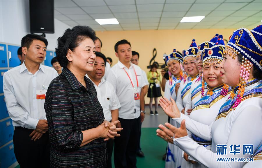 8月11日，中共中央政治局委員、國務(wù)院副總理、中央代表團副團長劉延?xùn)|率中央代表團二分團，看望慰問烏蘭察布各族干部群眾，轉(zhuǎn)達以習(xí)近平同志為核心的黨中央的親切關(guān)懷和全國人民的美好祝愿。這是劉延?xùn)|在考察察哈爾社區(qū)時與居民們親切交談。新華社記者 連振 攝