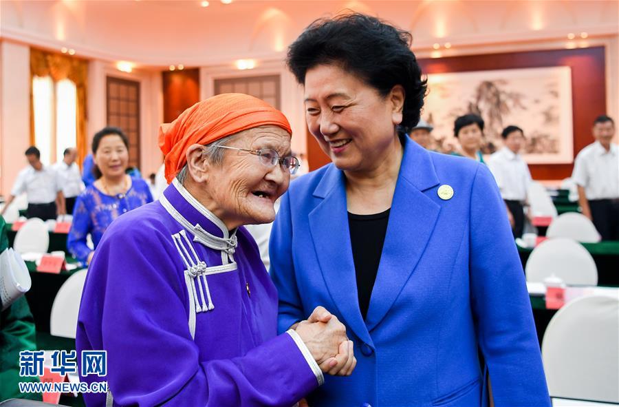 8月11日，中共中央政治局委員、國務(wù)院副總理、中央代表團副團長劉延?xùn)|率中央代表團二分團，看望慰問烏蘭察布各族干部群眾，轉(zhuǎn)達以習(xí)近平同志為核心的黨中央的親切關(guān)懷和全國人民的美好祝愿。這是劉延?xùn)|在出席烏蘭察布市慶祝內(nèi)蒙古自治區(qū)成立70周年座談會后，與“草原母親”都貴瑪親切交談。新華社記者 連振 攝
