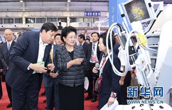 8月23日，2017世界機器人大會開幕式在北京舉行，中共中央政治局委員、國務(wù)院副總理劉延?xùn)|出席并講話。這是開幕式后，劉延?xùn)|參觀機器人應(yīng)用展覽。新華社記者 張領(lǐng) 攝