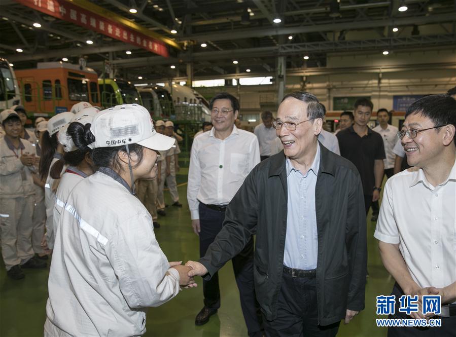 9月3日至5日，中共中央政治局常委、中央紀(jì)委書記、中央巡視工作領(lǐng)導(dǎo)小組組長王岐山在湖南省調(diào)研并主持召開巡察工作座談會。這是9月4日，王岐山到中國中車株洲電力機(jī)車有限公司考察。新華社記者 王曄 攝

