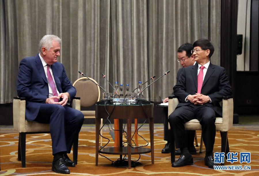 9月11日，在塞爾維亞首都貝爾格萊德，習(xí)近平主席特使、中共中央政治局委員、中央政法委書記孟建柱（右）會見塞爾維亞前總統(tǒng)尼科利奇（左）。新華社記者王慧娟攝