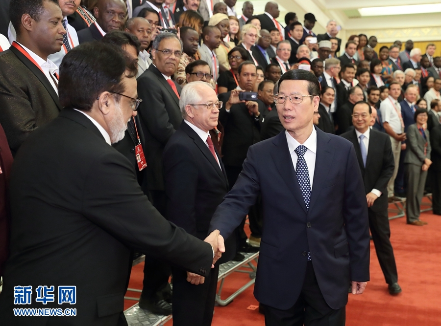 9月21日，中共中央政治局常委、國務(wù)院副總理張高麗在北京人民大會堂會見來華參加2017“一帶一路”媒體合作論壇的外方代表并回答大家關(guān)心的問題。新華社記者王曄攝 