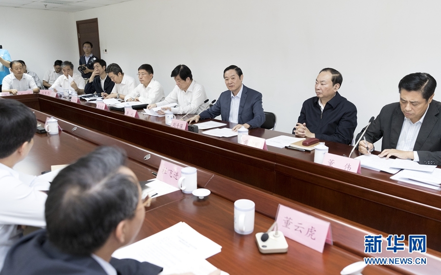 9月22日，中共中央政治局委員、中央書記處書記、中宣部部長劉奇葆在北京調(diào)研京劇像音像工程情況。這是劉奇葆與有關(guān)方面負(fù)責(zé)同志座談交流。新華社記者 丁海濤 攝