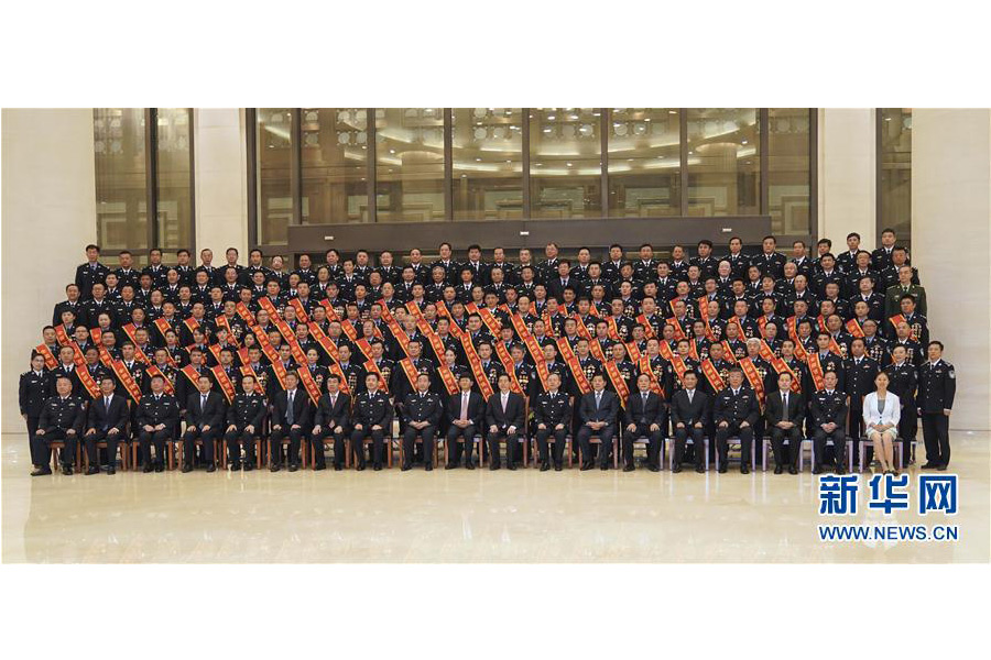 9月22日，“熱血鑄劍·丹心衛(wèi)民”全國公安百佳刑警推選活動揭曉儀式在北京舉行。中共中央政治局委員、中央政法委書記孟建柱會見當(dāng)選民警并觀看揭曉儀式。國務(wù)委員、公安部部長郭聲琨參加會見并觀看揭曉儀式。新華社記者 殷剛 攝