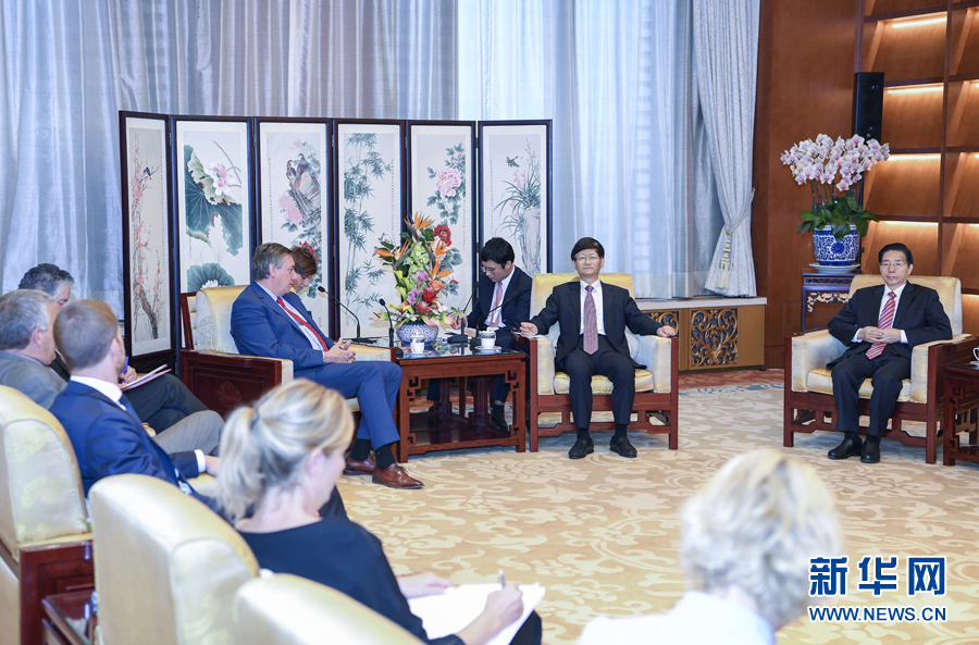 9月26日，中共中央政治局委員、中央政法委書(shū)記孟建柱在北京會(huì)見(jiàn)來(lái)華出席國(guó)際刑警組織第86屆全體大會(huì)的比利時(shí)副首相兼內(nèi)政大臣讓邦。國(guó)務(wù)委員、公安部部長(zhǎng)郭聲琨參加有關(guān)會(huì)見(jiàn)。新華社記者 張領(lǐng) 攝