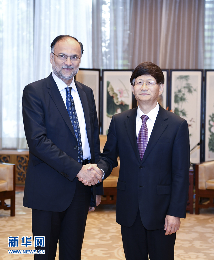 9月26日，中共中央政治局委員、中央政法委書(shū)記孟建柱在北京會(huì)見(jiàn)來(lái)華出席國(guó)際刑警組織第86屆全體大會(huì)的巴基斯坦內(nèi)政部長(zhǎng)伊克巴爾。新華社記者 張領(lǐng) 攝