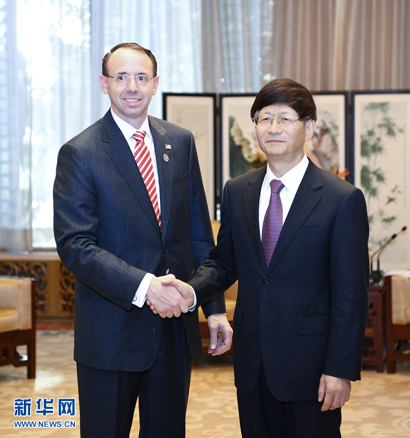 9月26日，中共中央政治局委員、中央政法委書(shū)記孟建柱在北京會(huì)見(jiàn)來(lái)華出席國(guó)際刑警組織第86屆全體大會(huì)的美國(guó)司法部常務(wù)副部長(zhǎng)羅森斯坦。新華社記者 張領(lǐng) 攝