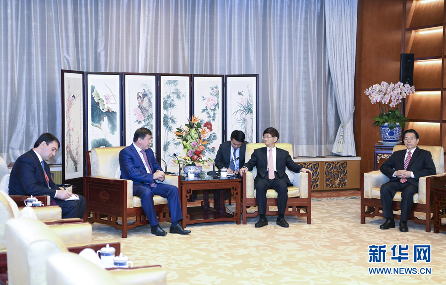9月26日，中共中央政治局委員、中央政法委書(shū)記孟建柱在北京會(huì)見(jiàn)來(lái)華出席國(guó)際刑警組織第86屆全體大會(huì)的塔吉克斯坦內(nèi)務(wù)部長(zhǎng)拉希姆佐達(dá)。國(guó)務(wù)委員、公安部部長(zhǎng)郭聲琨參加有關(guān)會(huì)見(jiàn)。新華社記者 張領(lǐng) 攝