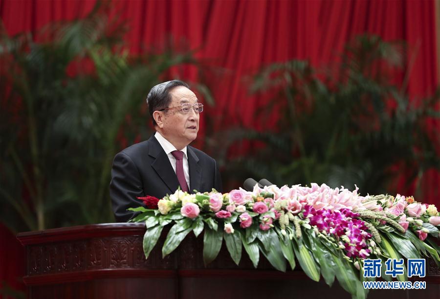 9月28日，全國政協(xié)辦公廳、中共中央統(tǒng)戰(zhàn)部、國務(wù)院僑辦、國務(wù)院港澳辦、國務(wù)院臺辦在北京人民大會堂聯(lián)合舉行國慶招待會。中共中央政治局常委、全國政協(xié)主席俞正聲與2800多名港澳臺僑各界代表歡聚一堂，慶祝中華人民共和國成立68周年。這是俞正聲在招待會上致辭。新華社記者 龐興雷 攝
