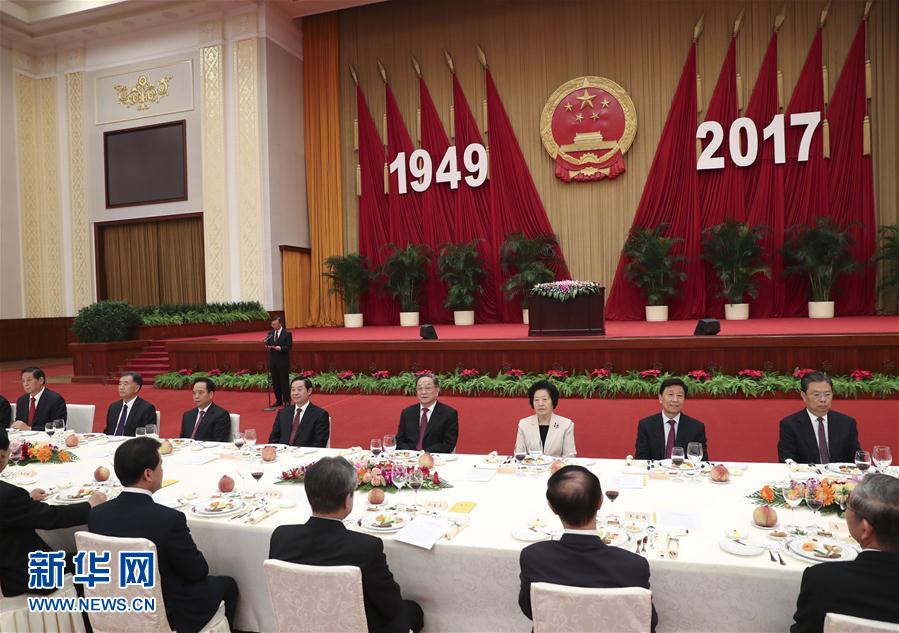 9月28日，全國政協(xié)辦公廳、中共中央統(tǒng)戰(zhàn)部、國務(wù)院僑辦、國務(wù)院港澳辦、國務(wù)院臺辦在北京人民大會堂聯(lián)合舉行國慶招待會。中共中央政治局常委、全國政協(xié)主席俞正聲與2800多名港澳臺僑各界代表歡聚一堂，慶祝中華人民共和國成立68周年。這是俞正聲在招待會上致辭。新華社記者 龐興雷 攝