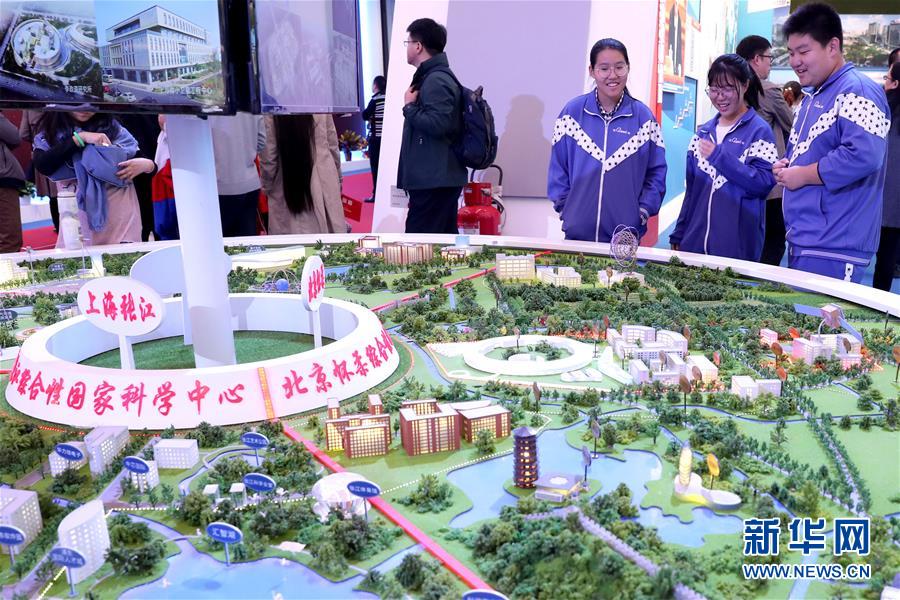 （十九大時光·圖文互動）（4）向著夢想，奮進！——來自“砥礪奮進的五年”大型成就展現(xiàn)場的報道 
