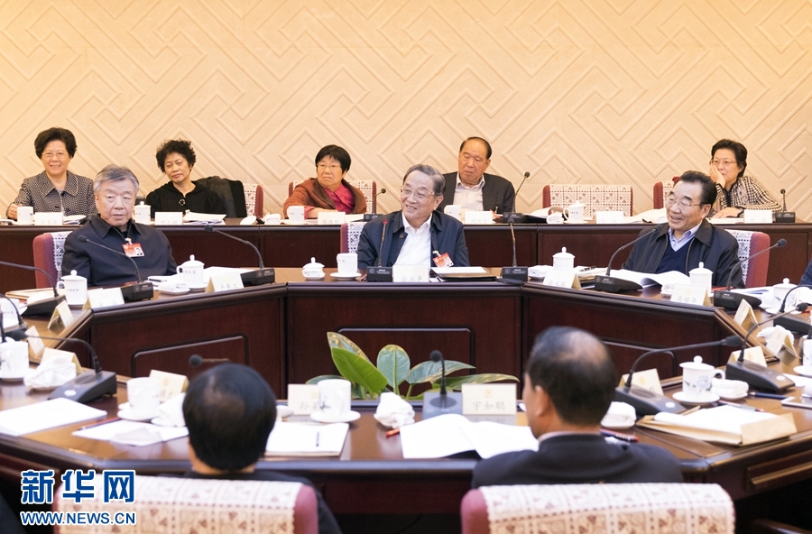 10月30日，政協(xié)第十二屆全國委員會(huì)常務(wù)委員會(huì)第二十三次會(huì)議舉行分組討論，與會(huì)人員圍繞深入學(xué)習(xí)貫徹中共十九大精神認(rèn)真討論，積極建言獻(xiàn)策。全國政協(xié)主席俞正聲參加討論。新華社記者 丁海濤 攝