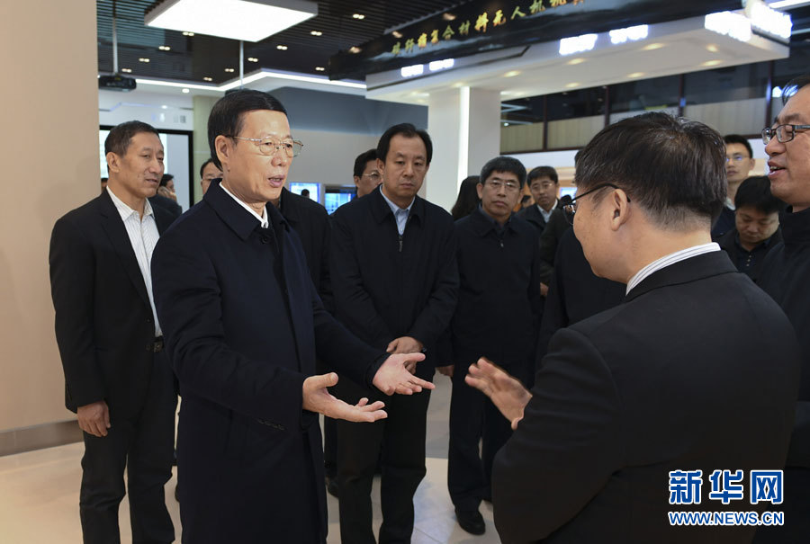 11月14日至15日，國務(wù)院副總理張高麗在黑龍江調(diào)研。這是11月14日，張高麗到黑龍江工業(yè)技術(shù)研究院成果展示中心，了解產(chǎn)學(xué)研結(jié)合推動創(chuàng)新發(fā)展情況。 新華社記者 高潔 攝