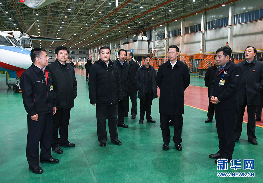 11月14日至15日，國務(wù)院副總理張高麗在黑龍江調(diào)研。這是11月14日，張高麗到哈爾濱飛機(jī)工業(yè)集團(tuán)有限責(zé)任公司了解國有老企業(yè)轉(zhuǎn)型升級情況。 新華社記者 高潔 攝