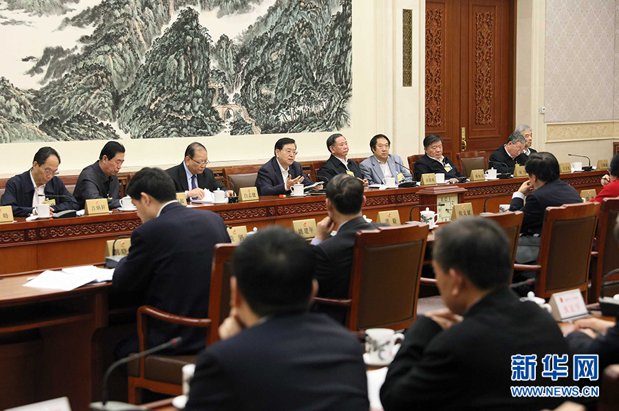 12月23日，十二屆全國人大常委會第三十一次會議舉行分組會議，審議監(jiān)察法草案二次審議稿等。張德江委員長參加審議。 新華社記者劉衛(wèi)兵攝