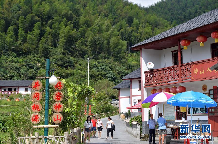 (新華全媒頭條·圖文互動(dòng))(5)開(kāi)啟新征程 譜寫(xiě)新史詩(shī)——以習(xí)近平同志為核心的黨中央引領(lǐng)中國(guó)特色社會(huì)主義進(jìn)入新時(shí)代