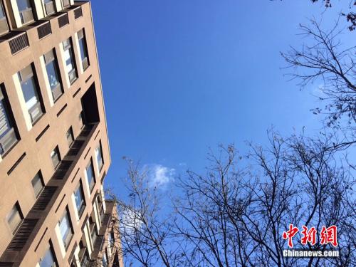 2017年12月7日，北京空氣質(zhì)量較好，圖為北京豐臺(tái)區(qū)某小區(qū)拍到的藍(lán)天。<a target='_blank'  >中新網(wǎng)</a> 邱宇 攝