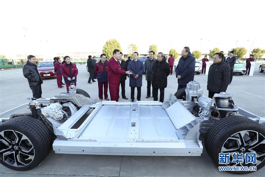 1月9日至10日，國務(wù)院副總理張高麗在安徽調(diào)研推動長江經(jīng)濟(jì)帶發(fā)展工作。這是1月9日，張高麗在江淮汽車股份有限公司了解企業(yè)生產(chǎn)經(jīng)營和參與國際產(chǎn)能合作情況。新華社記者 龐興雷 攝