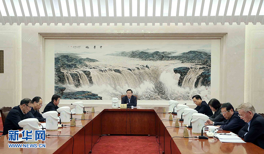 1月16日，中共十二屆全國人大常委會黨組在北京召開會議，認真學習領會習近平總書記在十九屆中央紀委二次全會上的重要講話和全會精神，研究部署貫徹落實工作。全國人大常委會委員長、常委會黨組書記張德江主持會議并講話。新華社記者 劉衛(wèi)兵 攝