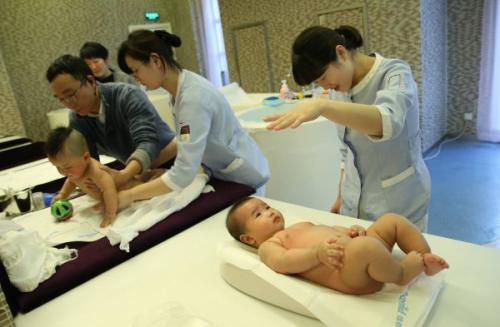 資料圖片：1月30日，母嬰家庭保健師在上海一家月子會所內(nèi)護理嬰兒。新華社記者 裴鑫 攝