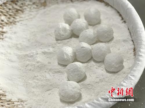 制作元宵時，首先要將餡料做好，沾上水，再投進(jìn)盛滿糯米粉的笸籮內(nèi)搖。<a target='_blank'  ><p  align=