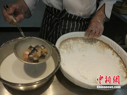 制作元宵時，首先要將餡料做好，沾上水，再投進(jìn)盛滿糯米粉的笸籮內(nèi)搖。<a target='_blank'  ><p  align=