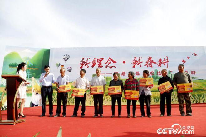 愛心企業(yè)與貧困農(nóng)戶結(jié)對子、送肥料