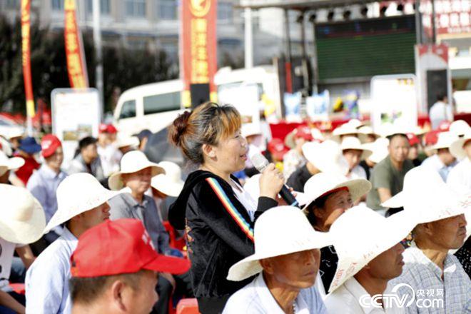 活動現(xiàn)場，農(nóng)民搶答問題
