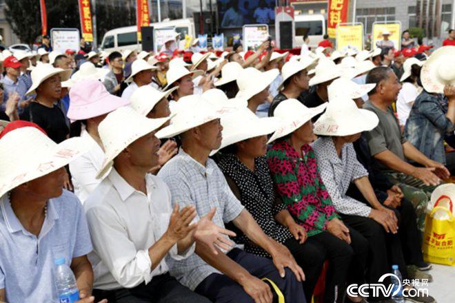 活動現(xiàn)場，農(nóng)戶們聽講很認(rèn)真