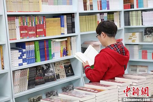 5月9日，一女子在哈爾濱市某書店選購圖書。從5月1日至5月4日，全國32家紙廠宣布漲價，各紙種漲價幅度為每噸100元至300元不等。對此，出版行業(yè)業(yè)內(nèi)人士表示“因為紙張價格上漲，直接造成了出版成本的明顯增加，出版行業(yè)只能被迫對圖書定價進行調(diào)整。”
<a target='_blank' >中新社</a>記者 于琨 攝