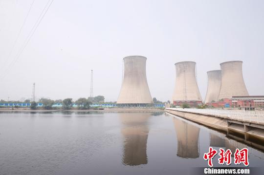 按照規(guī)劃，位于首鋼園區(qū)內(nèi)的滑雪大跳臺建成后將成為世界首例永久保留和使用的單板大跳臺場地。圖為單板大跳臺選址所在地?！№n海丹 攝