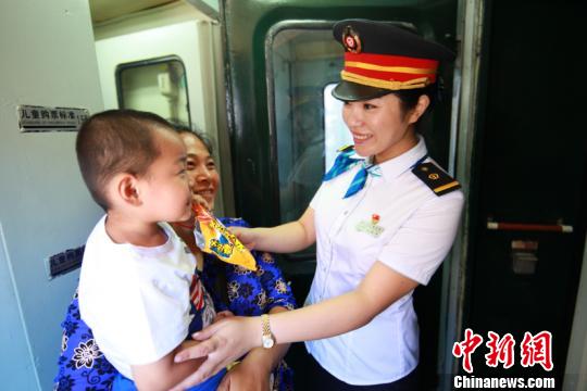 圖為列車(chē)員為旅客提供服務(wù)。(中國(guó)鐵路哈爾濱局集團(tuán)有限公司提供)
