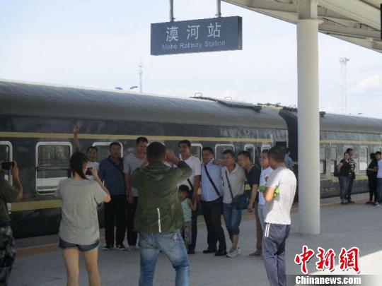 圖為旅客在漠河站合影留念。(中國(guó)鐵路哈爾濱局集團(tuán)有限公司提供)