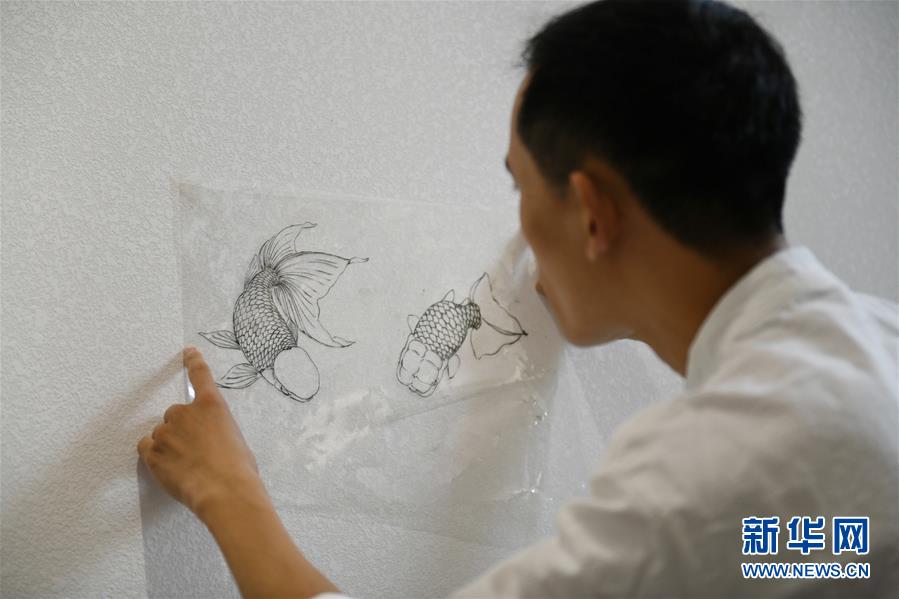 #（文化）（2）魚(yú)躍盤中：活靈活現(xiàn)的瓷畫(huà)技藝