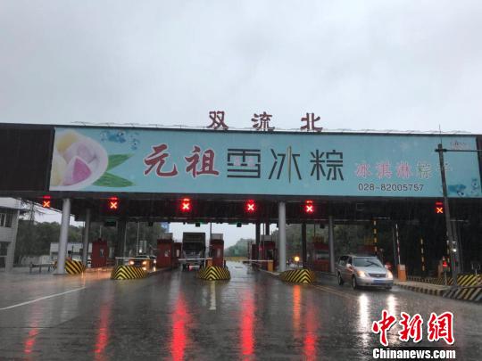 網(wǎng)傳車輛被淹的收費(fèi)站現(xiàn)狀?！＄娦?攝