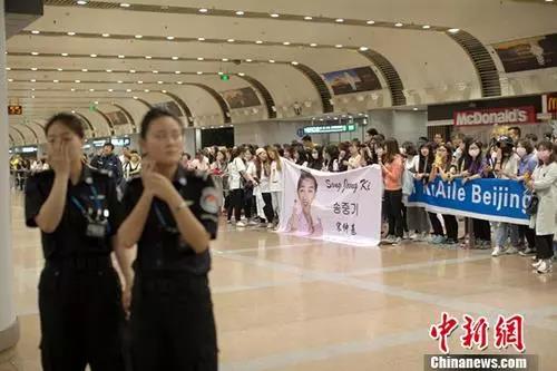 資料圖為一名韓國藝人的“粉絲”在北京首都國際機(jī)場接機(jī)。<a target='_blank' ><p  align=