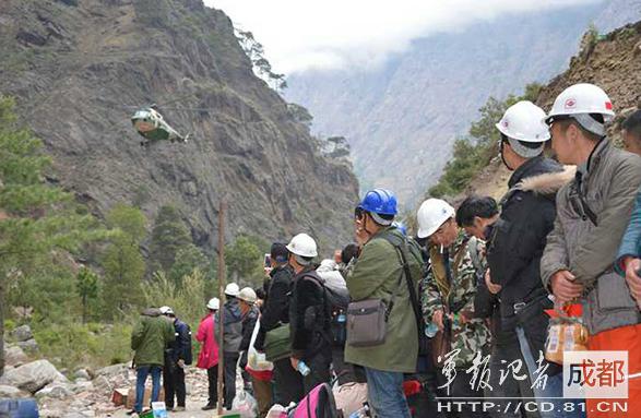 2015年4月，因地震被困尼泊爾的中國公民準備登機
