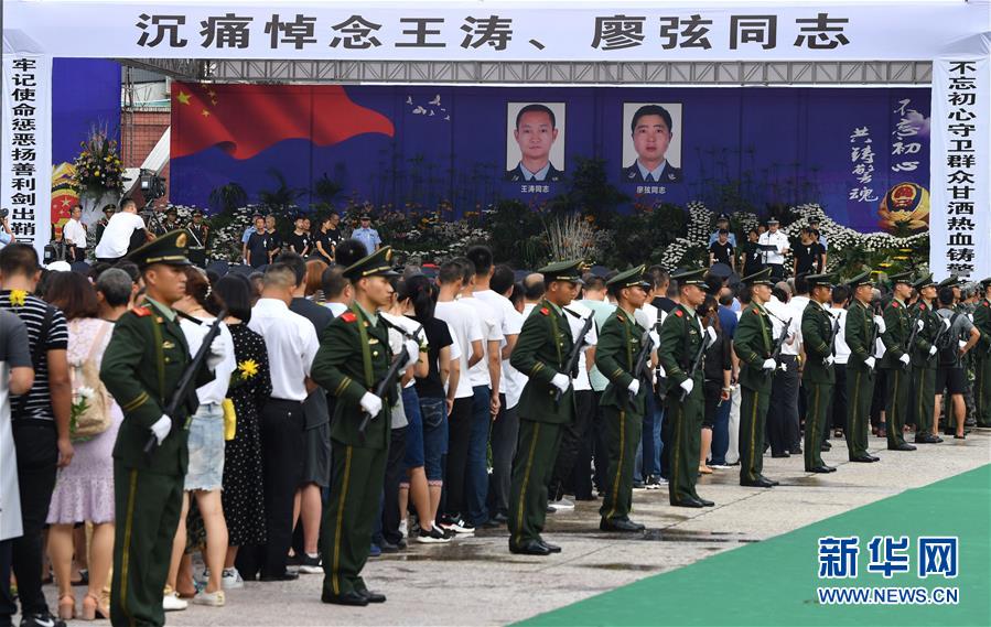 （熱點鮮報·圖文互動）（3）以身擋刀、以命護民，四川十萬群眾送別公安英雄